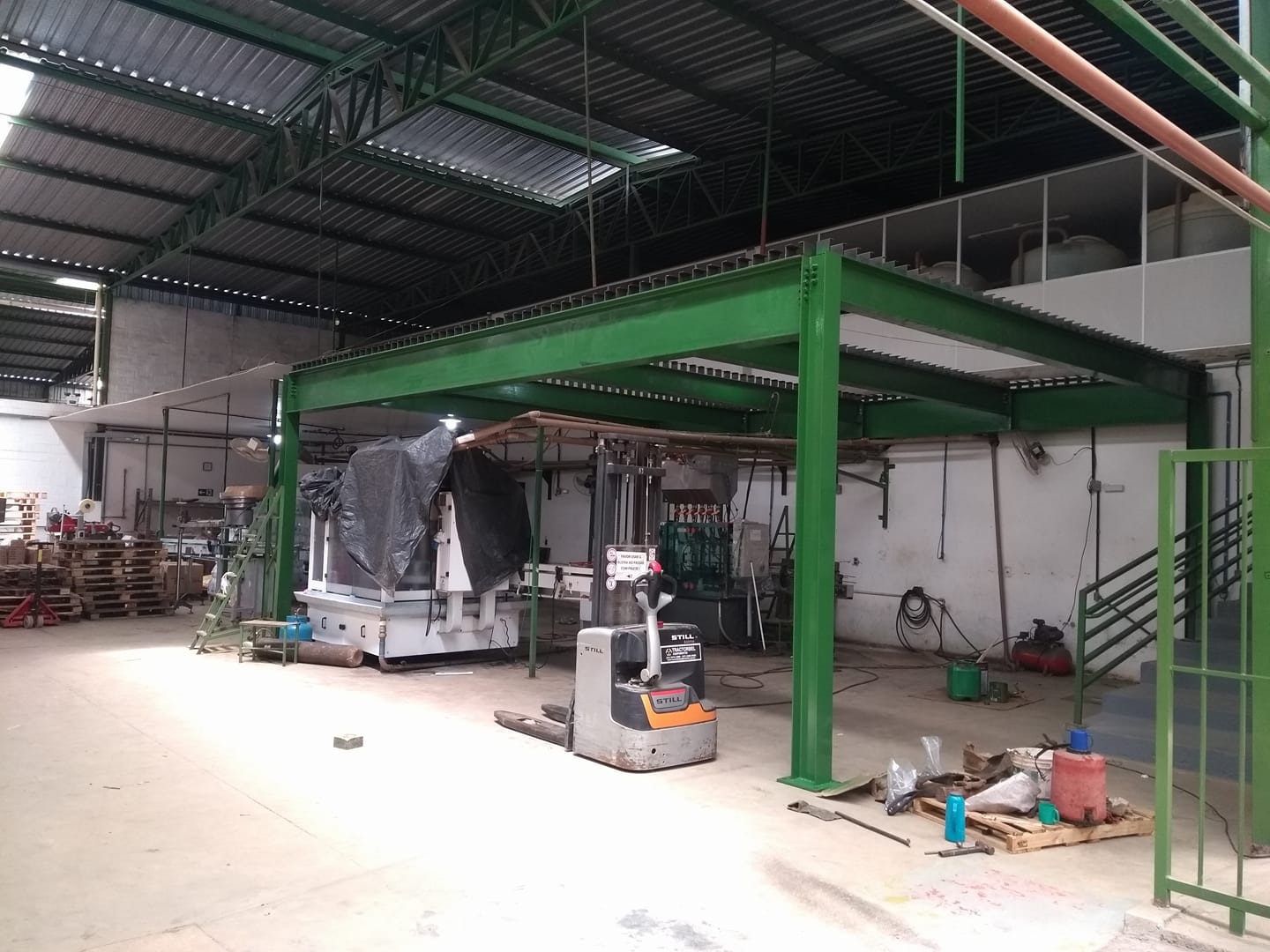 Mezanino em construção para 20ton de produtos de limpeza em Neves.
