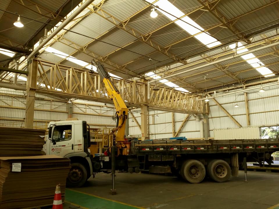Obra sendo realizada em Klabin S. A., É a Pai & Filhos Estruturas Metálicas em grandes empresas.